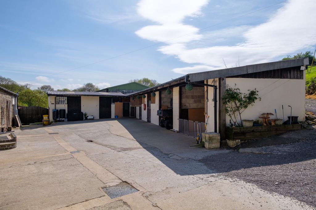 Outbuildings/stables/Yard