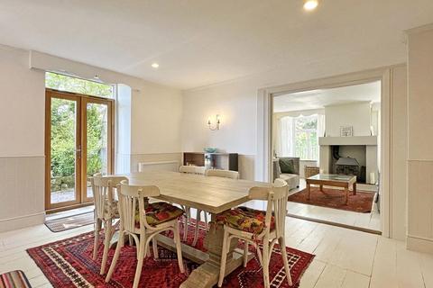 Rocquaine Chapel Hill, Gweek, Helston, TR12 7AE