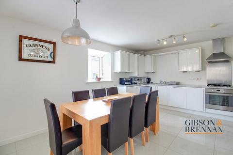 3 bedroom detached house for sale - School Avenue, Basildon, SS15