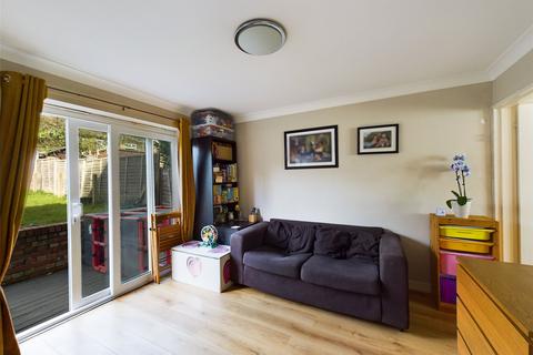 26 Dunmore, Guildford, GU2 8LA