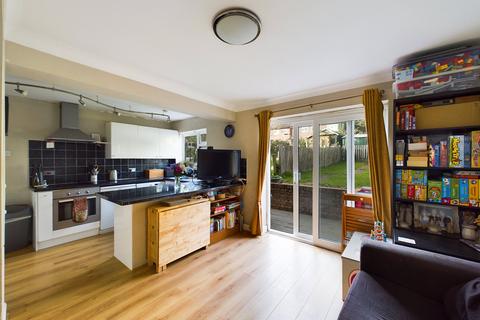 26 Dunmore, Guildford, GU2 8LA