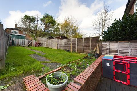 26 Dunmore, Guildford, GU2 8LA