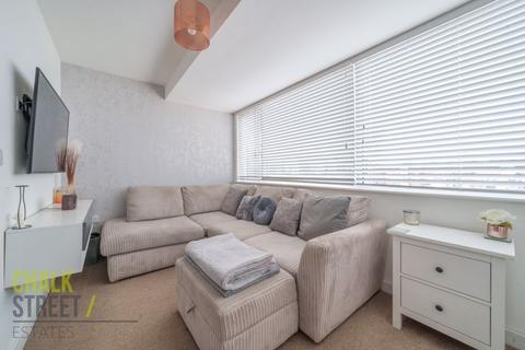 2 bedroom apartment for sale - Queens Moat House, St. Edwards Way, Romford, RM1