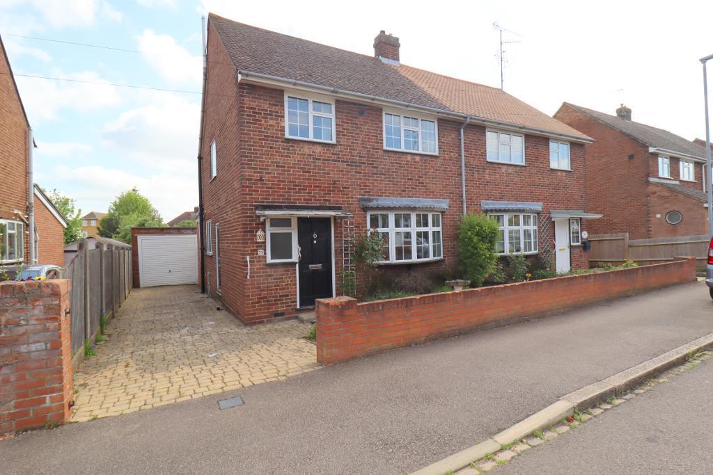 Rosslyn Crescent, Icknield, Luton, Bedfordshire, LU3 2AU 3 bed semi