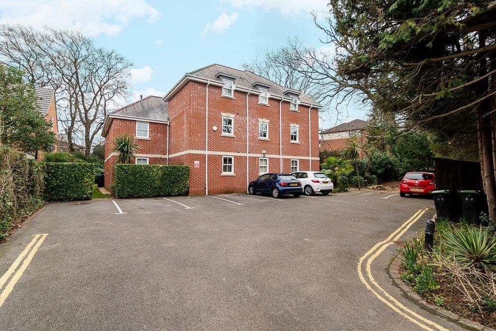 22 Wimborne Road, Bournemouth, 2 bed flat for sale £250,000