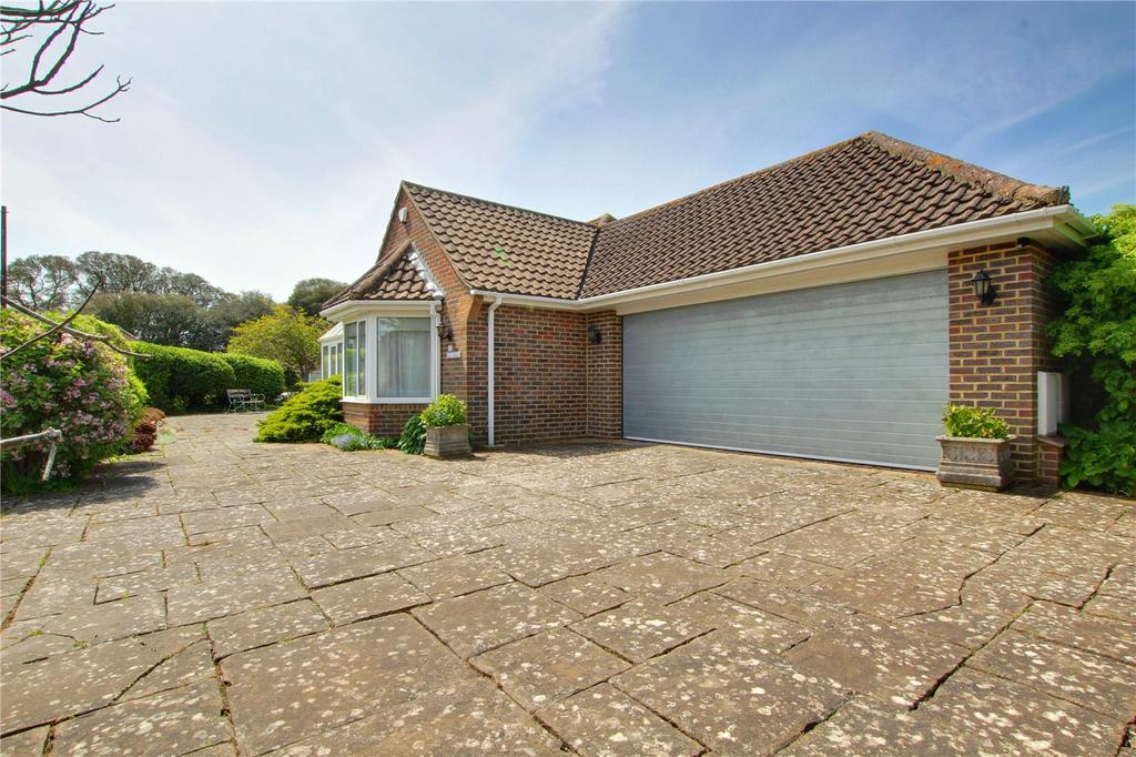 Midhurst Drive, Ferring, Worthing, West Sussex, BN12 2 bed bungalow for