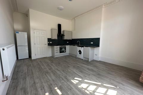 2 bedroom flat to rent, Flat 2 Russell Terrace, Leamington Spa