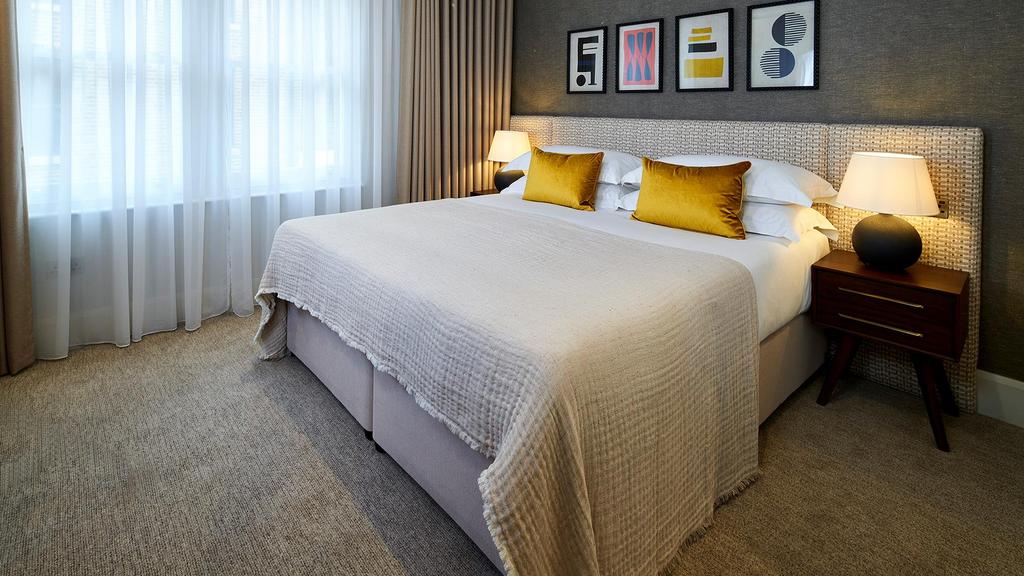CK 38-Cheval-Place Bedroom3.jpg
