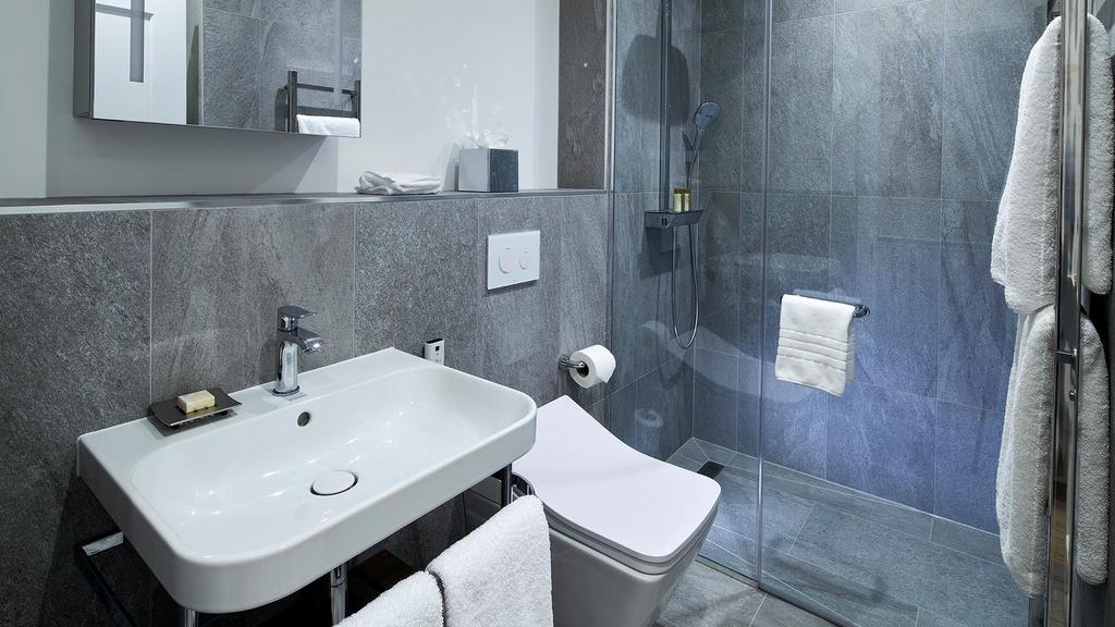CK 38-Cheval-Place Bathroom2.jpg