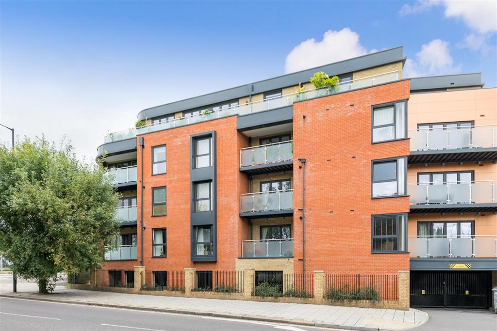 Wakeman Road, Kensal Rise NW10 3 bed apartment - £3,150 pcm (£727 pw)