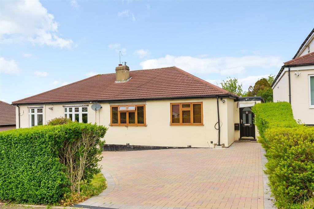 Chiltern Avenue Bushey Wd23 3 Bed Semi Detached Bungalow For Sale £