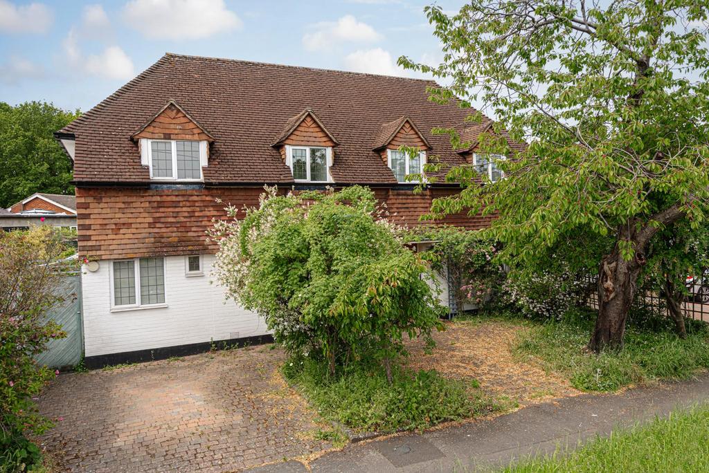 Eastdean Avenue, Epsom 3 bed detached house for sale £850,000