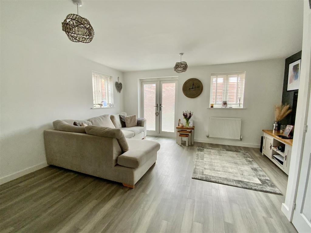 Aintree Avenue, Towcester 3 bed end of terrace house £304,950