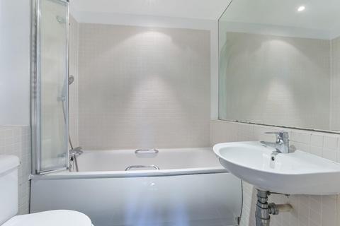 24 The Oaks Square, Epsom, KT19 8AR