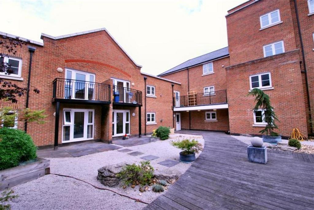 Upper High Street, Epsom KT17 2 bed flat for sale £275,000