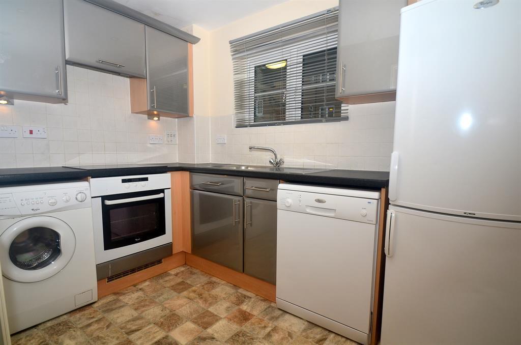 Upper High Street, Epsom KT17 2 bed flat for sale £275,000