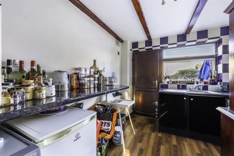 42 Cumberland Close, Epsom, KT19 9JP