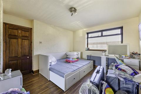 42 Cumberland Close, Epsom, KT19 9JP