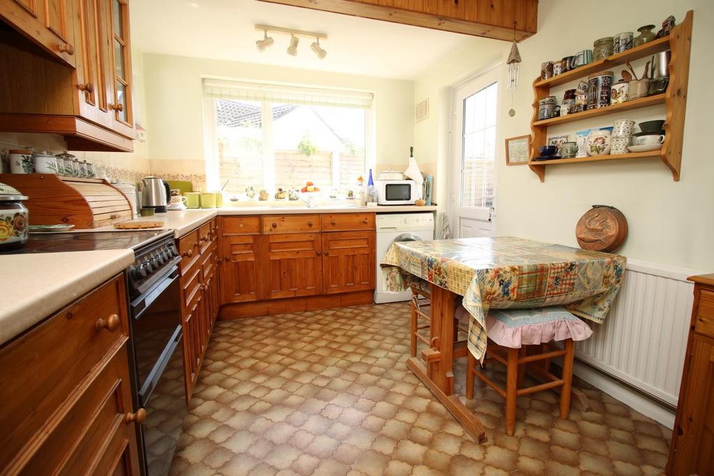 4 - kitchen.JPG