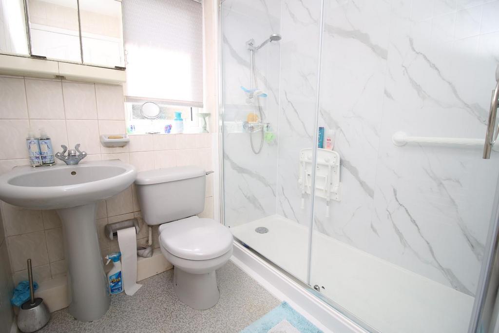 10 - shower room.JPG