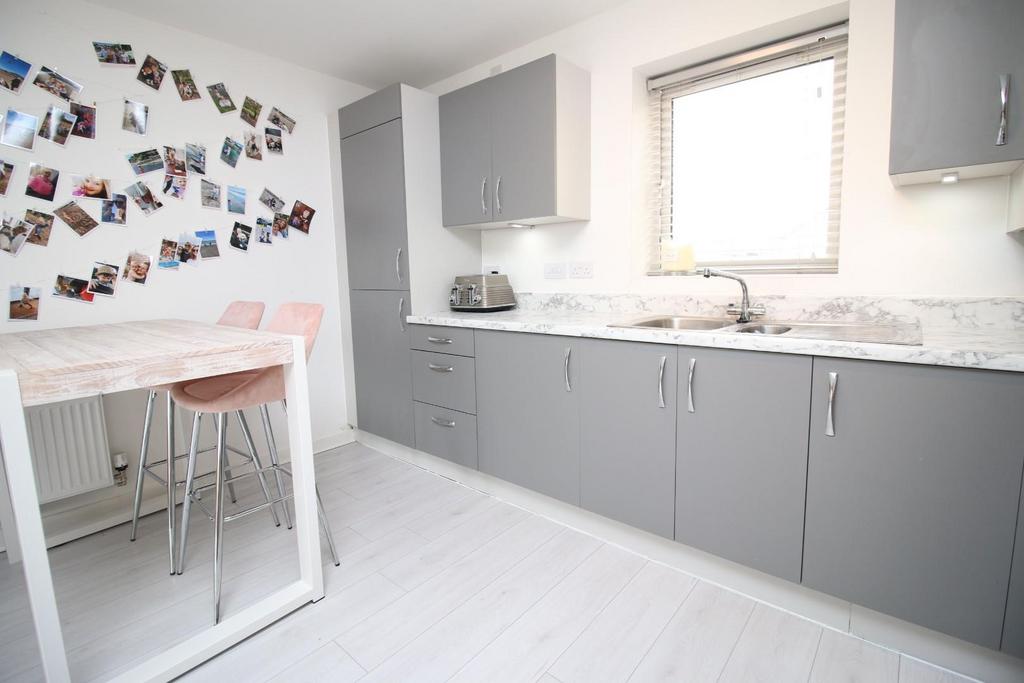4 - kitchen diner.JPG