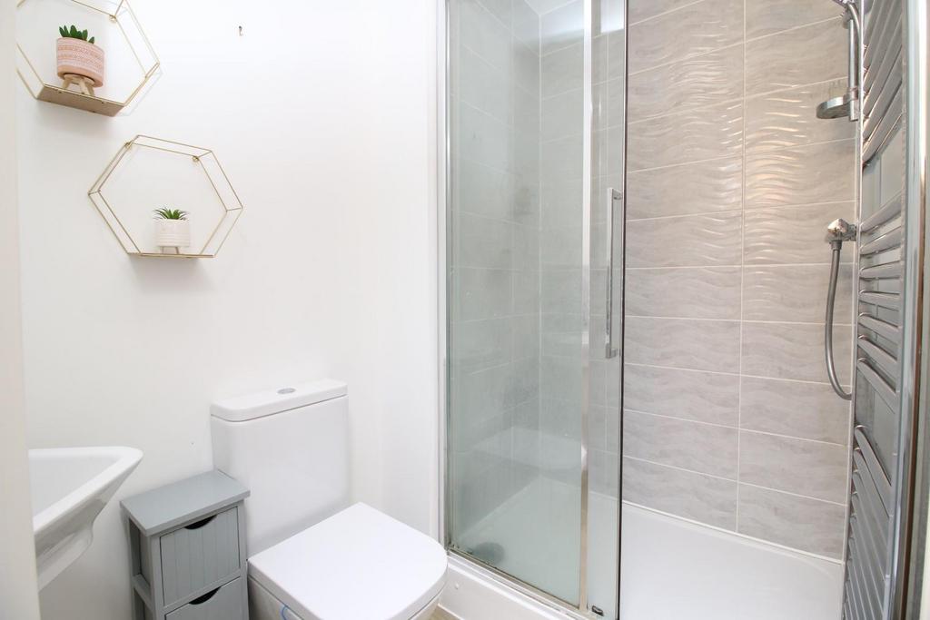 8 - ensuite.JPG