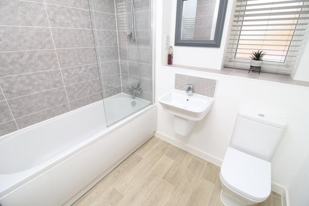 10 - family bathroom.JPG