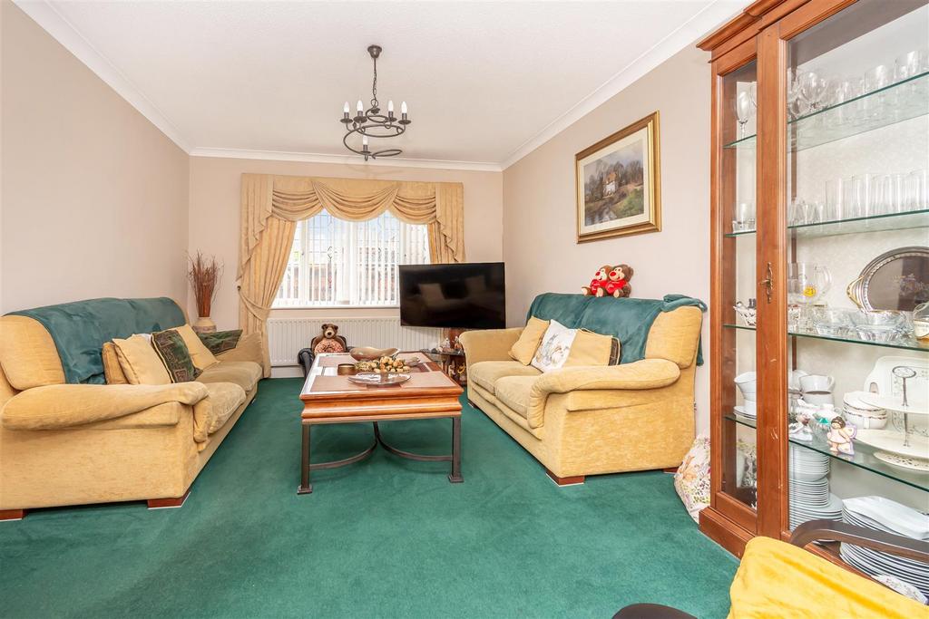 24 Dover Park, Dunfermline, KY11 8HU 4 bed detached house £280,000