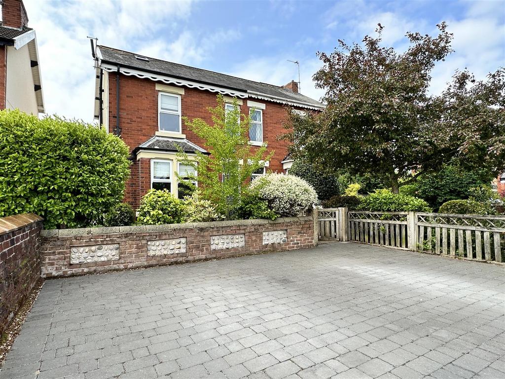 Commonside, Ansdell, Lytham St Annes 3 bed semidetached house for sale