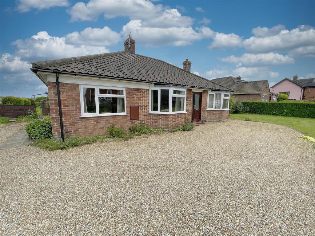 Ipswich Road, Long Stratton, Norwich 3 bed detached bungalow £375,000