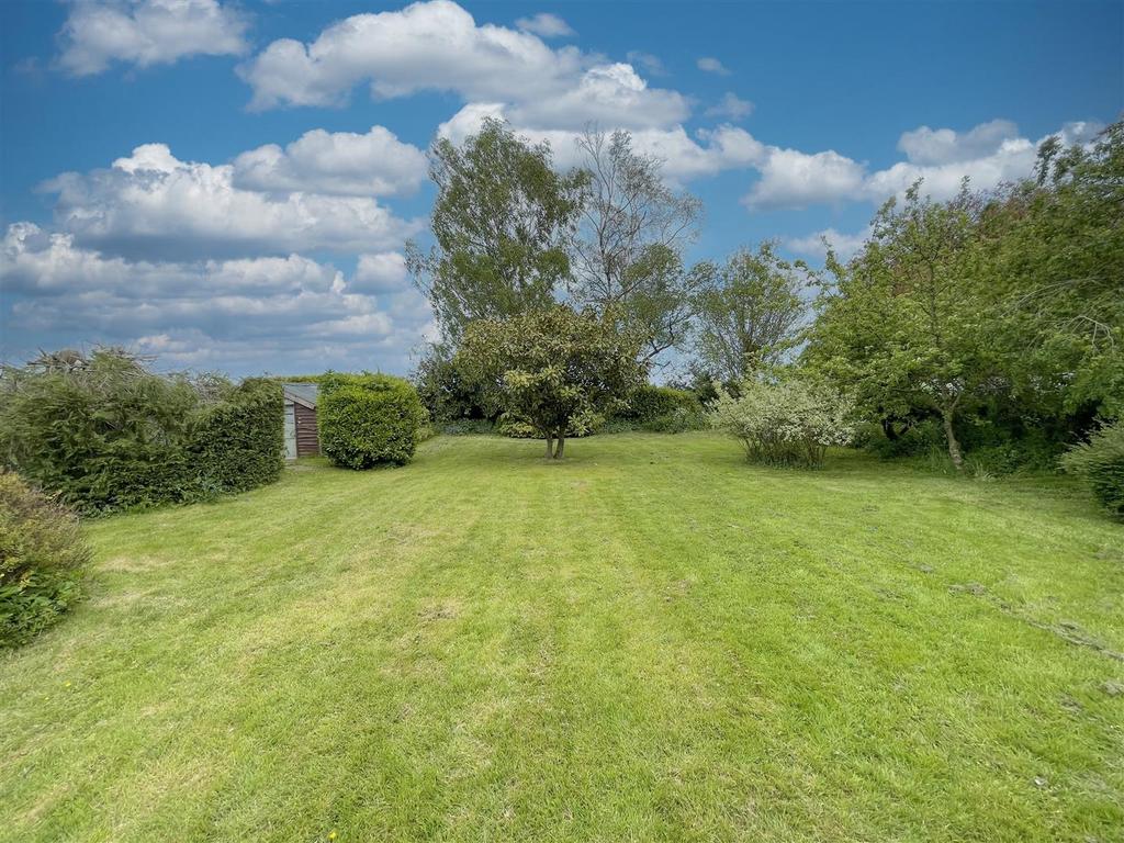 Ipswich Road, Long Stratton, Norwich 3 bed detached bungalow £375,000
