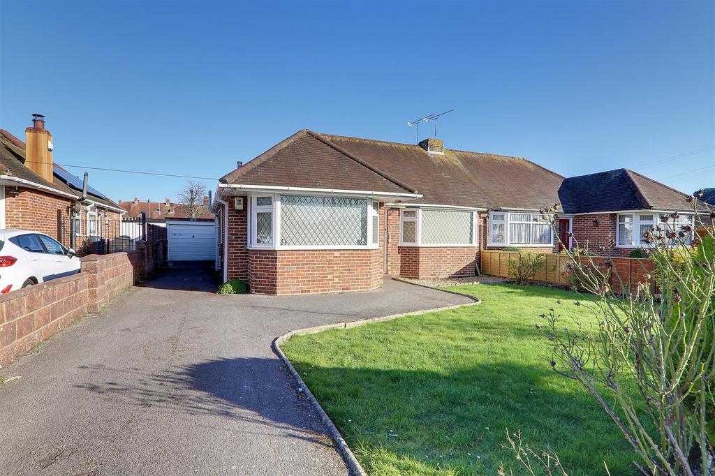 Beechwood Avenue, Worthing, BN13 2 bed semidetached bungalow £1,350