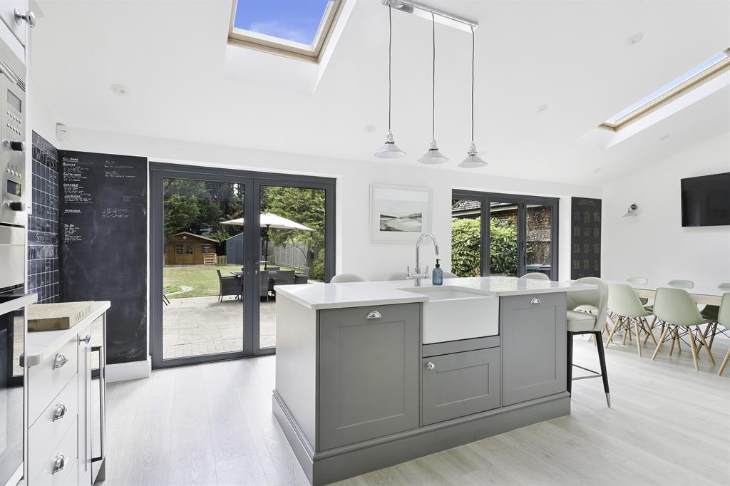 London Road South, Merstham RH1 4 bed detached house for sale £875,000