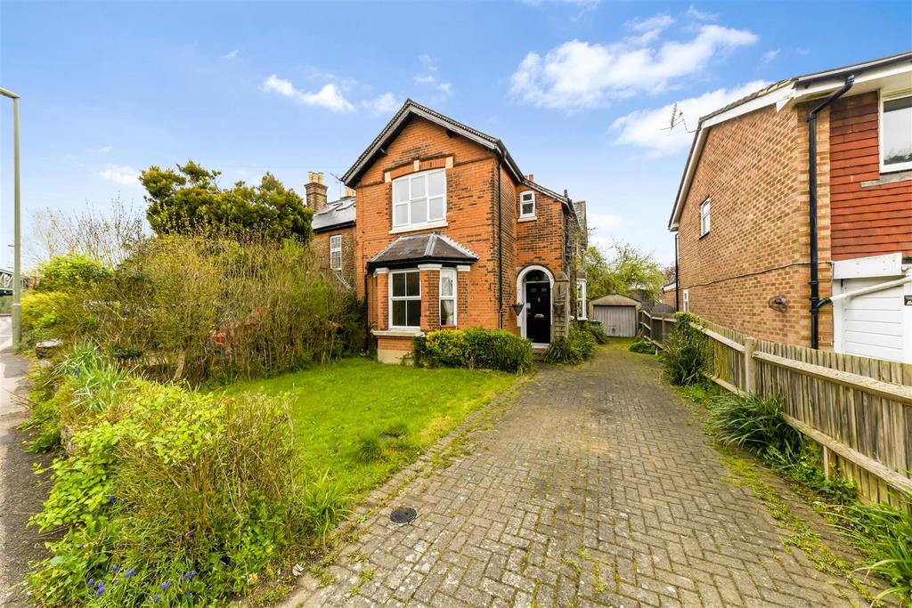 Nutfield Road, Merstham RH1 3 bed detached house for sale £625,000