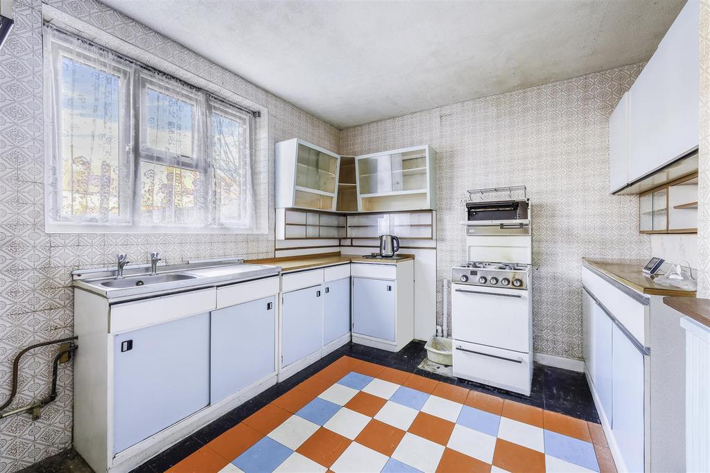 Taynton Drive, Merstham RH1 3 bed terraced house £360,000