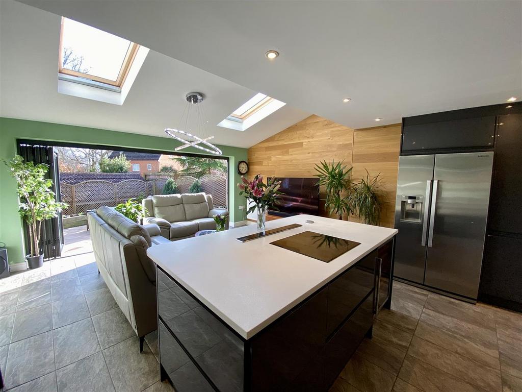 Sweet Bay Crescent, Ashford 5 bed house £599,995