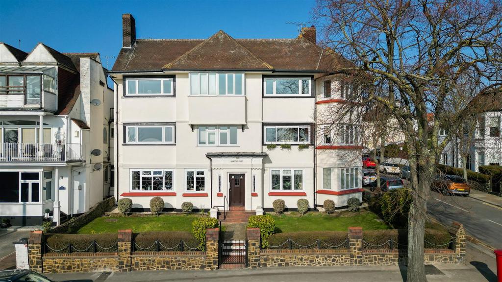 Grand Parade, LeighOnSea 3 bed penthouse £1,750 pcm (£404 pw)
