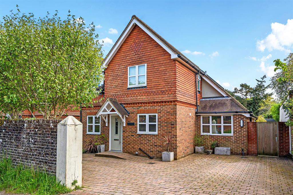 Road, Haslemere 4 bed detached house for sale £950,000