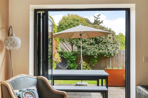 Silverwood Weycombe Road, Haslemere, GU27 1EL