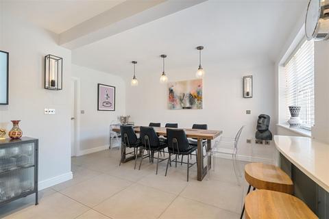 Silverwood Weycombe Road, Haslemere, GU27 1EL