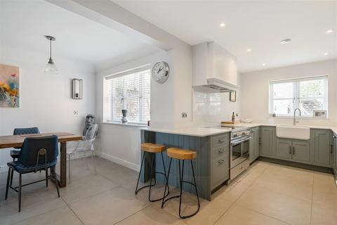 Silverwood Weycombe Road, Haslemere, GU27 1EL