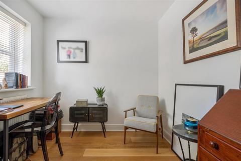 Silverwood Weycombe Road, Haslemere, GU27 1EL