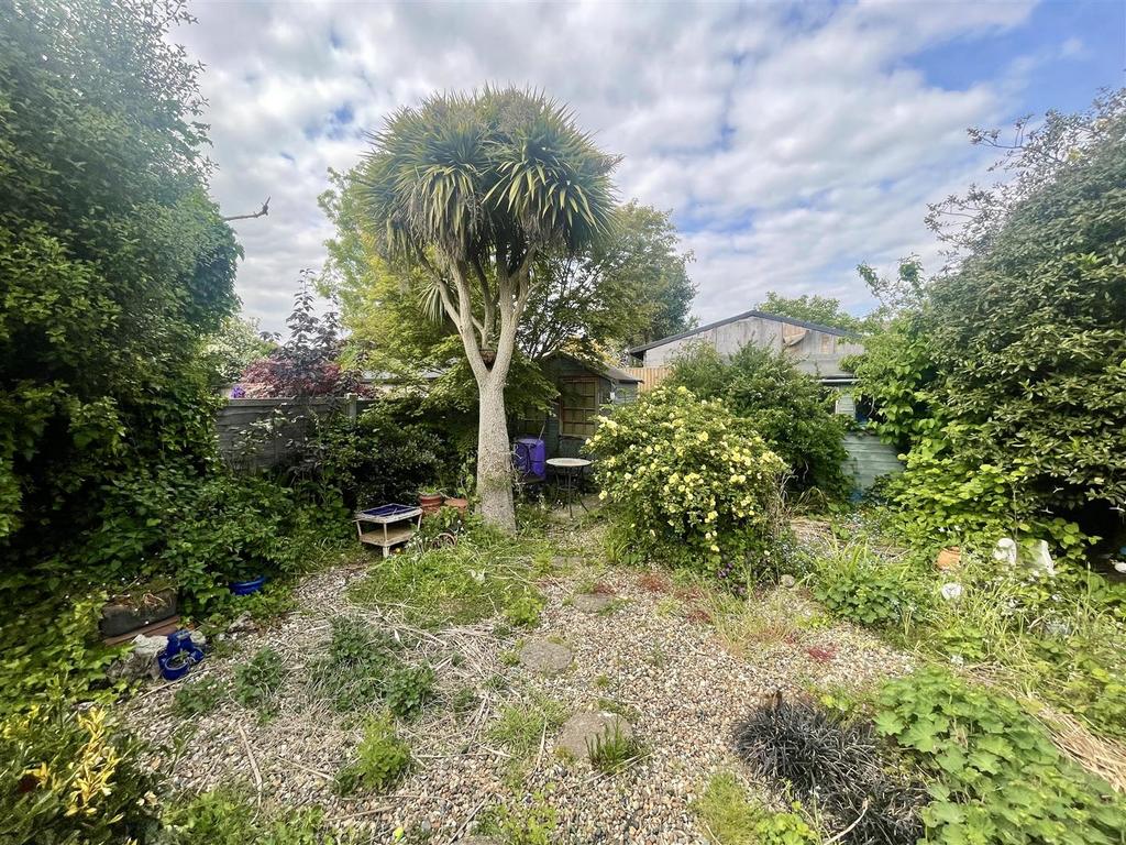 Church Road, Hadleigh, Benfleet 2 bed semidetached bungalow for sale