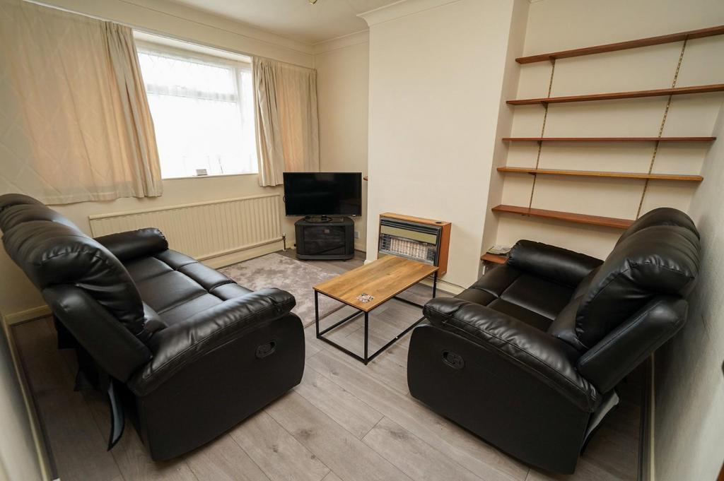 Golden Riddy, Linslade 2 bed semidetached bungalow £370,000