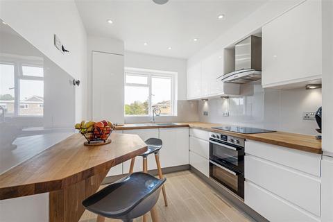 35 Embassy Gardens, Beckenham, BR3 1HF