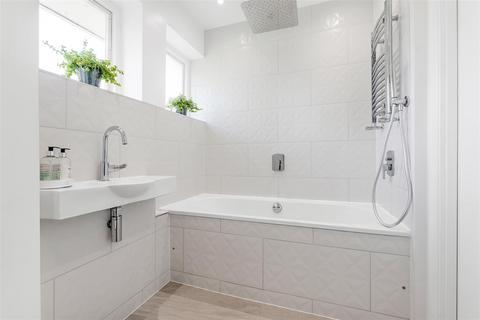 35 Embassy Gardens, Beckenham, BR3 1HF