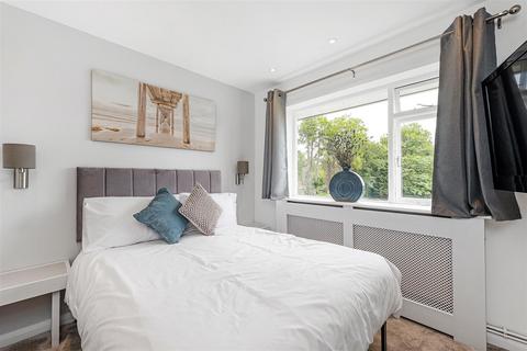 35 Embassy Gardens, Beckenham, BR3 1HF