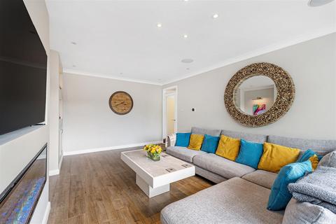 35 Embassy Gardens, Beckenham, BR3 1HF