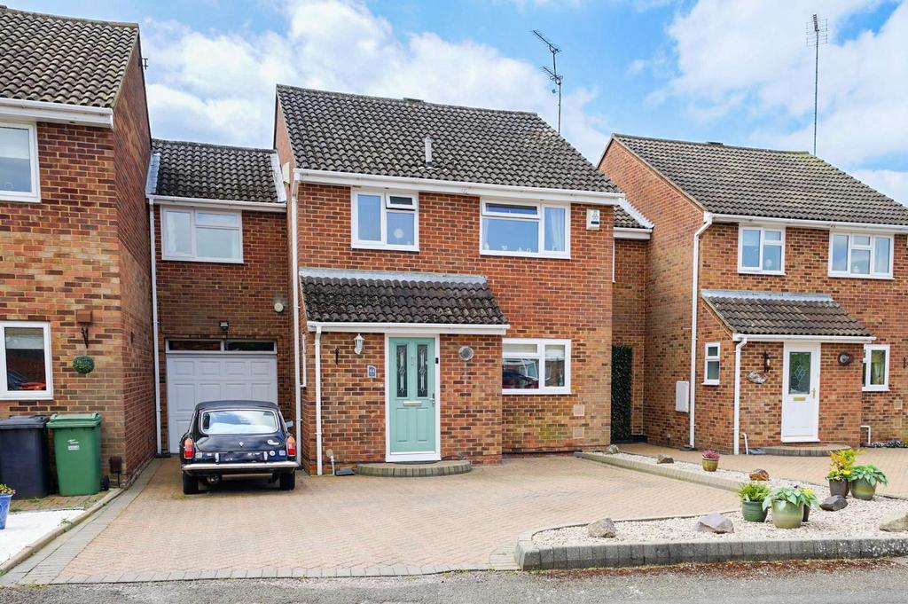 Harrow Road, Leighton Buzzard 5 bed link detached house for sale £450,000