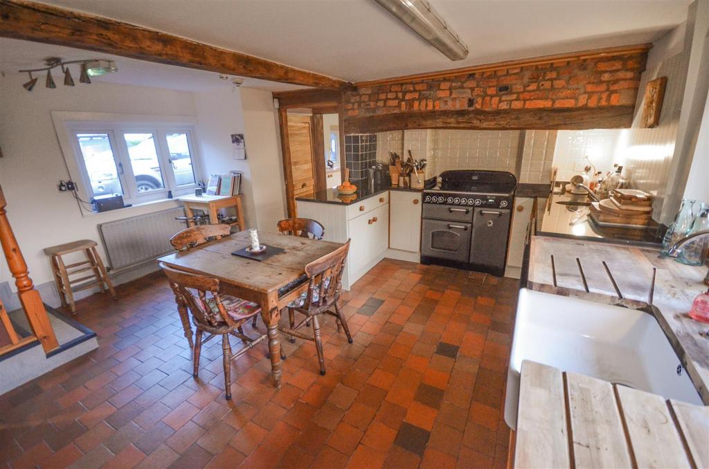 Kitchen 2.jpg